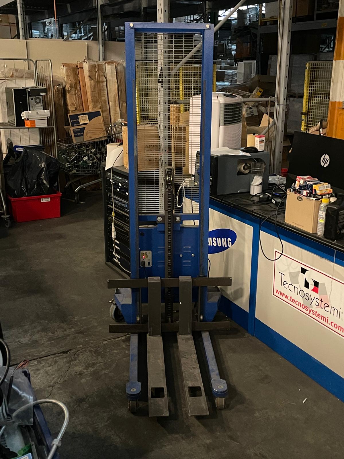 muletto manuale sollevatore automatico colore blu usato in ottime condizioni e - funzionante 100% - dotato di cavo per la ricarica