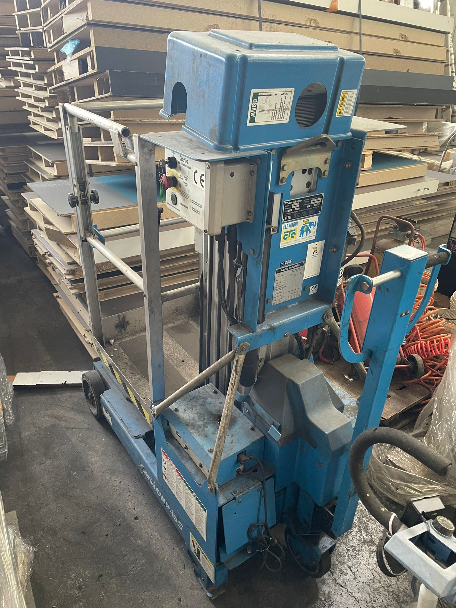 ELEVATORE DI PERSONE VERTICALE GENIE INDUSTRIES AWP (usato in ottime condizioni)