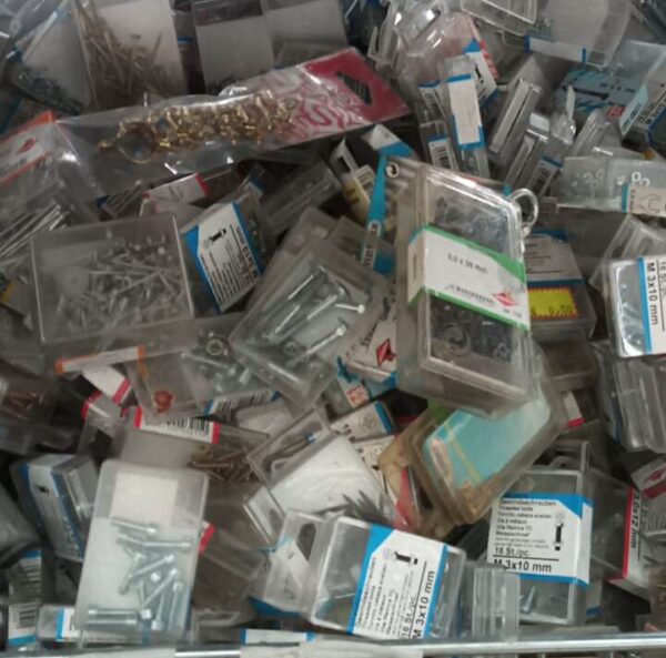 Assortimento 100 confezioni ganci di vario tipo e formato